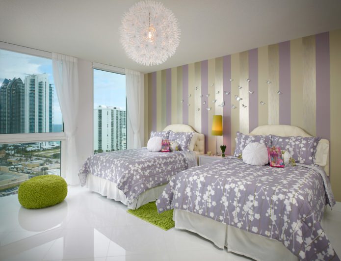 Yellow and purple wallpaper in the interior