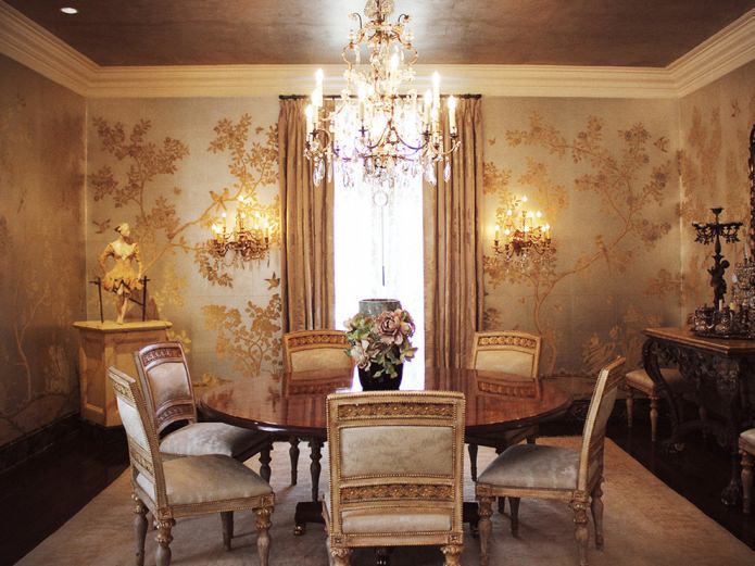 Floral pattern on wallpaper in the dining room