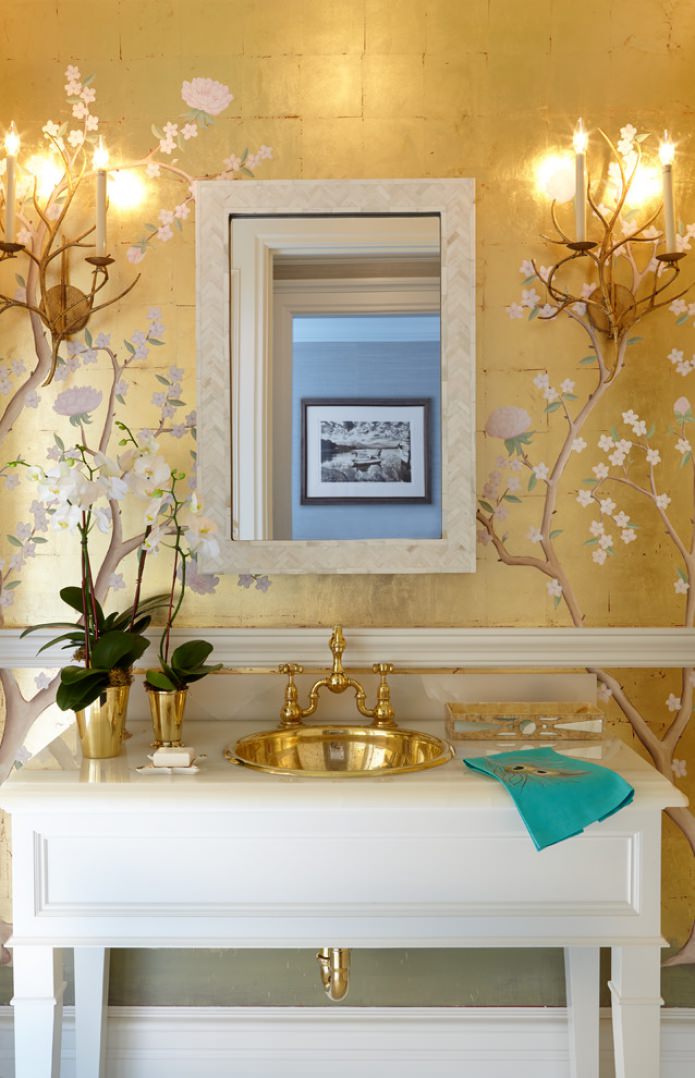Floral pattern on wallpaper
