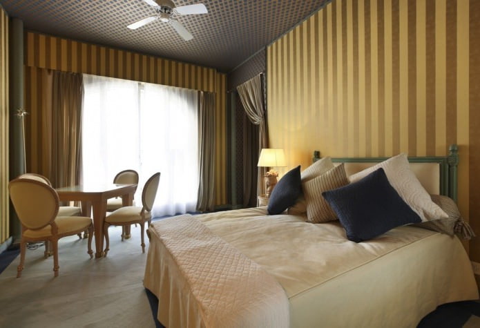 Gold stripes in the bedroom