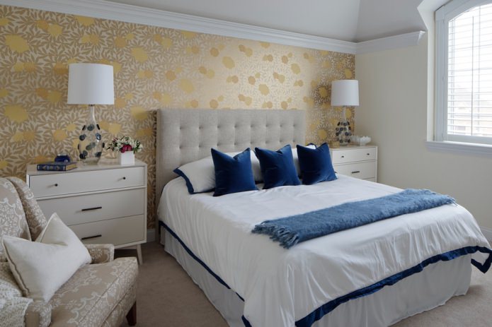 Yellow and beige wallpaper in the bedroom