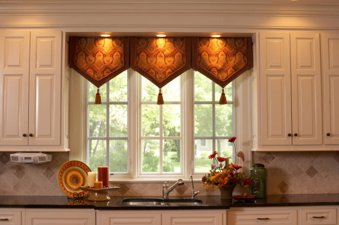 an example of decorating a window in the kitchen with a lambrequin in an oriental style