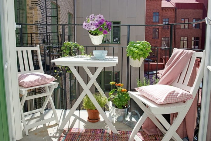 Table and chairs on the balcony