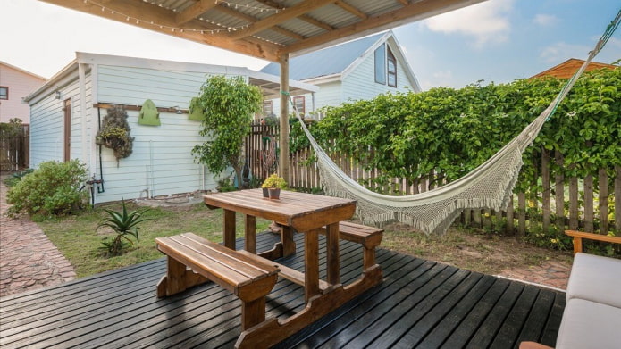 lounge area with a hammock